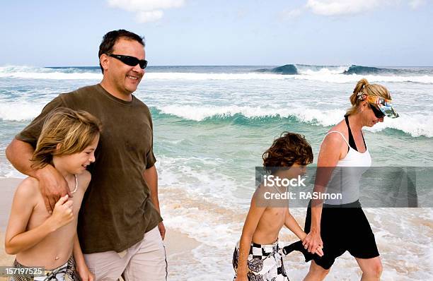 Familie Gehen Am Strand Stockfoto und mehr Bilder von Alleinerzieherin - Alleinerzieherin, Brandung, Ein Elternteil