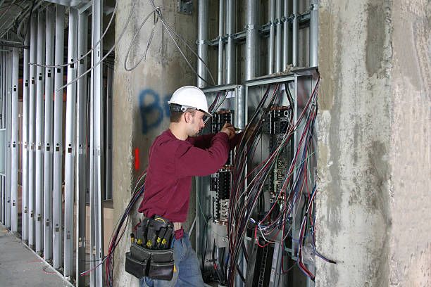 eletricista trabalhando em um painel eléctrico. - electrical contractor imagens e fotografias de stock