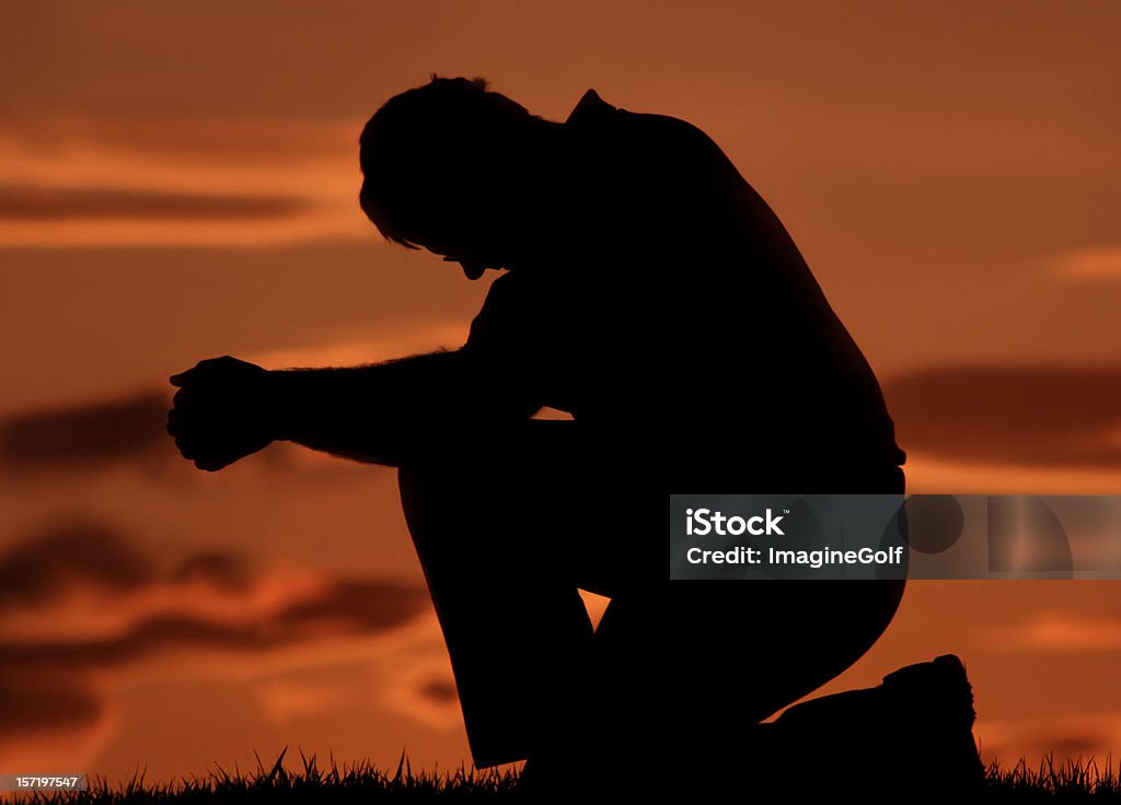 Plano aproximado de jovem homem a rezar fora - Royalty-free Homens Foto de stock