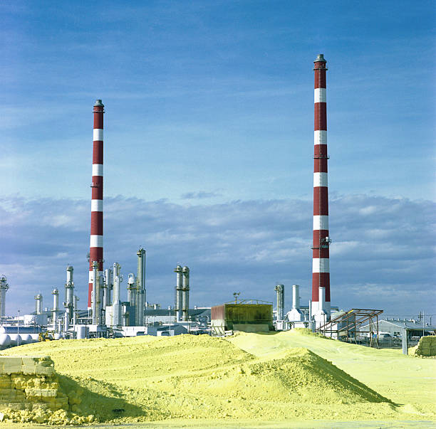 газовый завод с сера - sulphur стоковые фото и изображения