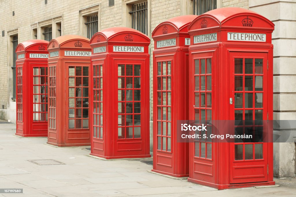 Cabina de teléfono fila - Foto de stock de Cabina telefónica roja libre de derechos