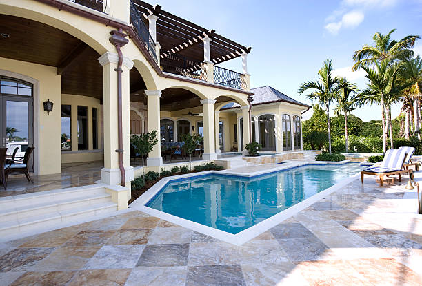 아름다운 수영장 및 테라스 시 에스테이트 홈화면 - mansion luxury house swimming pool 뉴스 사진 이미지