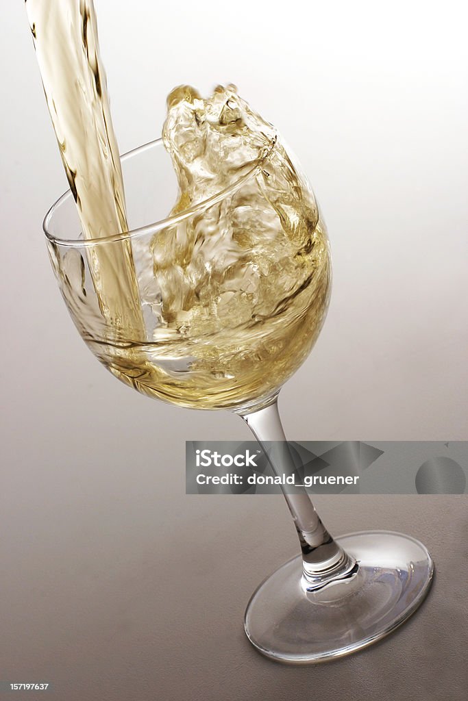 ホワイトワイン「スプラッシュ」 - しぶきを上げるのロイヤリティフリーストックフォト