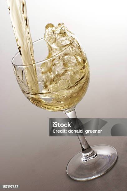 Vinho Branco Inicial - Fotografias de stock e mais imagens de Bebida - Bebida, Bebida Alcoólica, Chapinhar