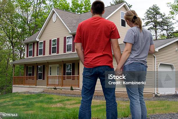 El Nuevo Hogar Foto de stock y más banco de imágenes de Casa - Casa, Garaje, Parejas