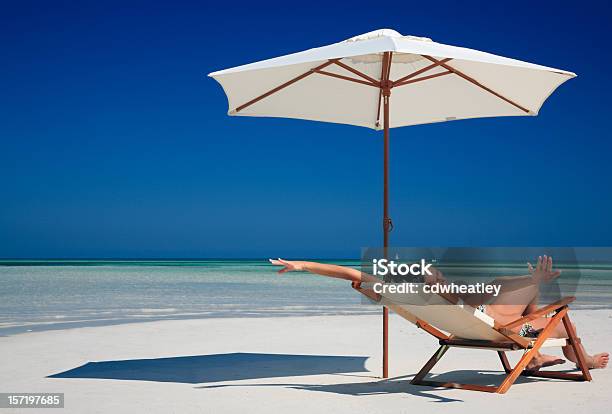 Donna Felice Sulla Spiaggia - Fotografie stock e altre immagini di Florida Keys - Florida Keys, Acqua, Adagiarsi