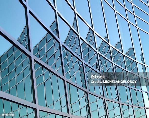 Edificio De Oficinas De Reflexiones Navega En Windows Foto de stock y más banco de imágenes de Abstracto