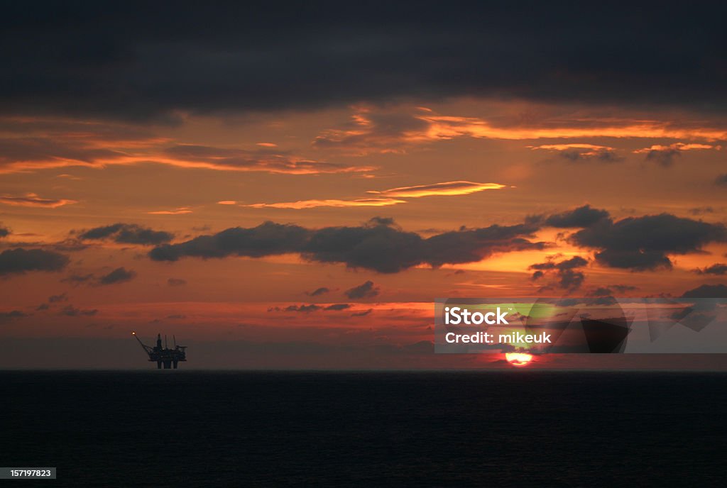 Plataforma de plataforma petrolífera en el crepúsculo - Foto de stock de Bomba de petróleo libre de derechos