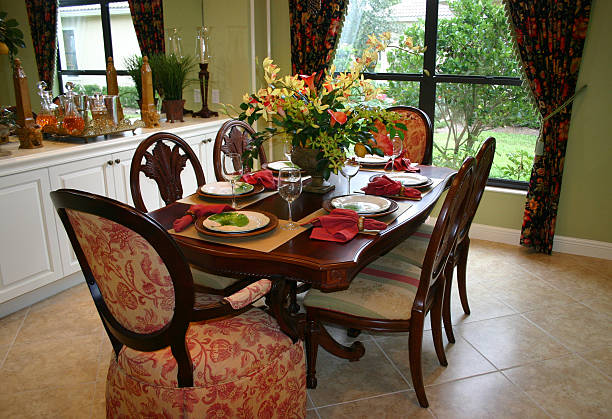 sala da pranzo con vista sul giardino - indoors full length dining florida foto e immagini stock