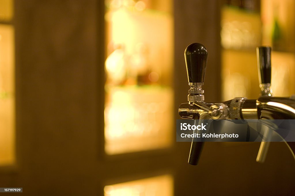 Cerveja torneiras em um bar - Royalty-free Amizade Foto de stock