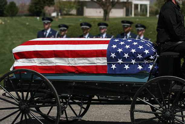 militaire funérailles - depression sadness usa american flag photos et images de collection