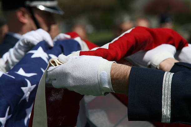 wojskowy pogrzebowe - american flag folded usa flag zdjęcia i obrazy z banku zdjęć
