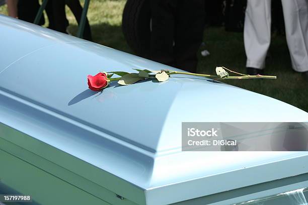 Funeral Foto de stock y más banco de imágenes de Ataúd - Ataúd, Funeral, Flor