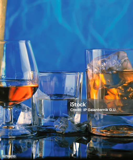 Três Cápsulas Óculos Com Álcool Bebidas Reflectido Na Tabela - Fotografias de stock e mais imagens de Licor