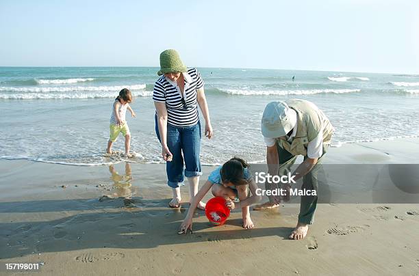 Plaża Zbiorów Grandads I Grand Daugthers - zdjęcia stockowe i więcej obrazów 60-69 lat - 60-69 lat, Aktywni seniorzy, Aktywny tryb życia