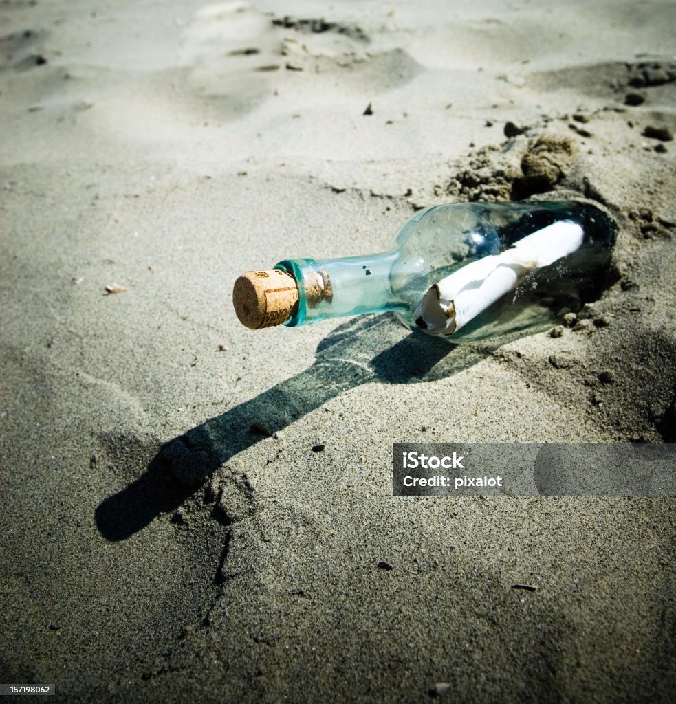 Messaggio in una bottiglia#5 - Foto stock royalty-free di Messaggio in una bottiglia