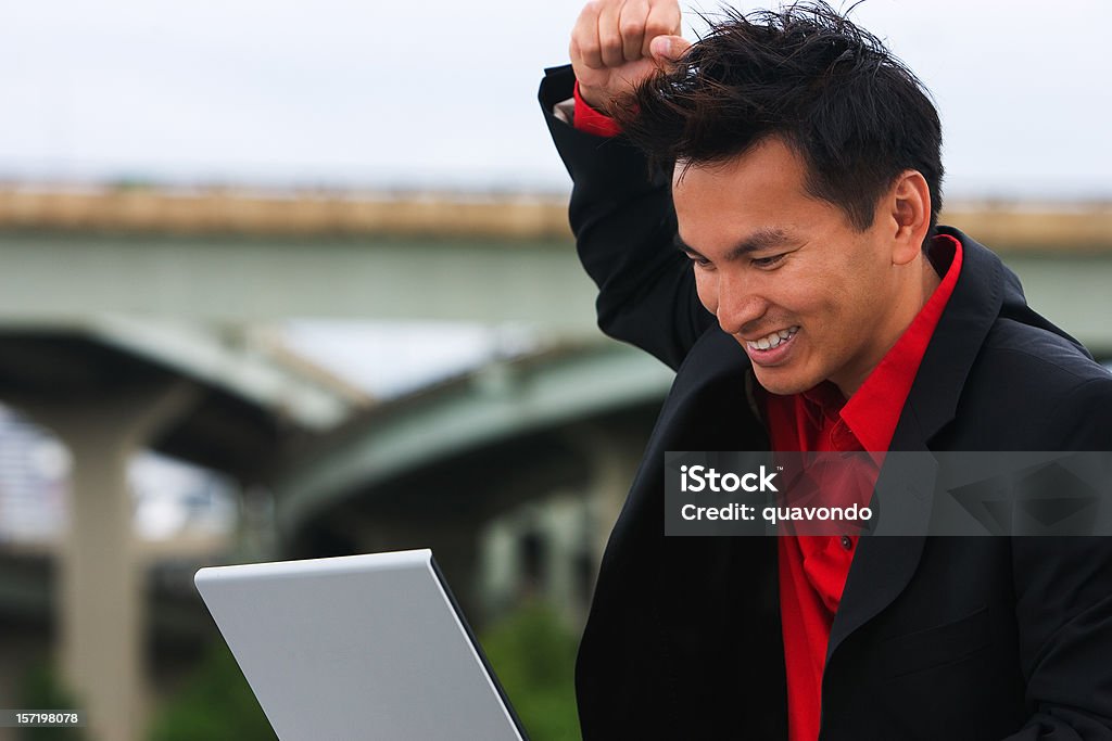 Hombre de negocios asiáticos con computadora portátil fuera obtiene una buena noticia, espacio de copia - Foto de stock de Hombres libre de derechos