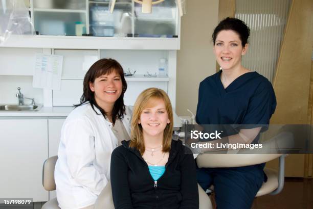 Checkup De Dentes - Fotografias de stock e mais imagens de Adulto - Adulto, Aparelho Dentário, Bata de Laboratório