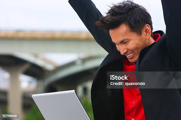 Азиатские Бизнесмен Используя Ноутбук На Открытом Воздухе С Руки Поднятые Copy Space — стоковые фотографии и другие картинки Успех