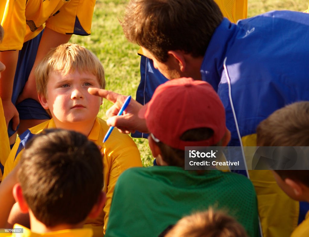 Juego de estrategia, coach entregar a soccer players antes del partido - Foto de stock de Actividad libre de derechos