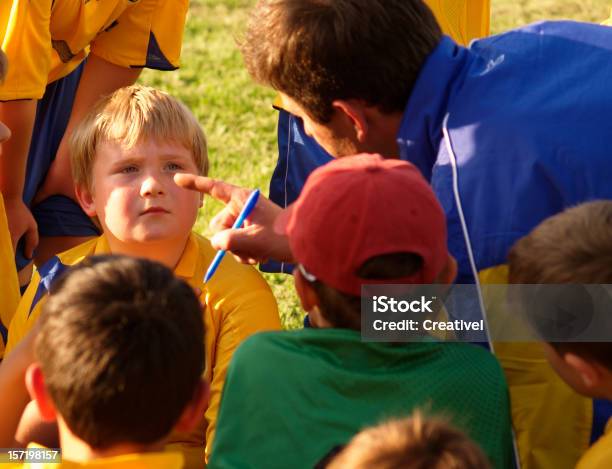 Juego De Estrategia Coach Entregar A Soccer Players Antes Del Partido Foto de stock y más banco de imágenes de Actividad