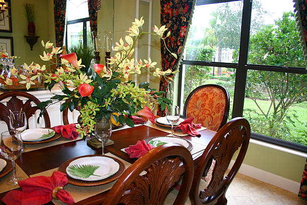sala da pranzo con vista sul giardino - indoors full length dining florida foto e immagini stock
