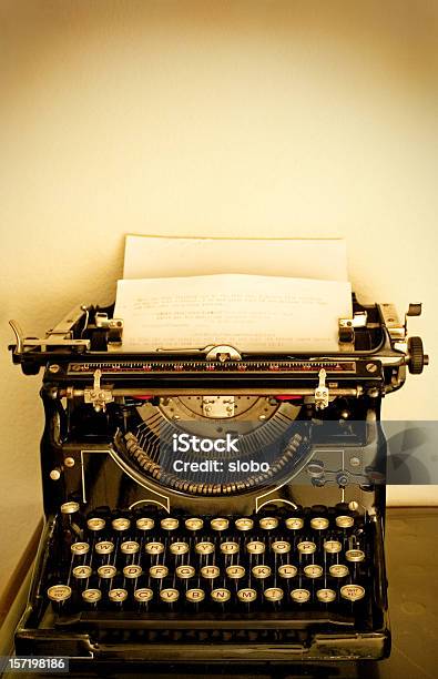 Escribir Una Carta Me Foto de stock y más banco de imágenes de Máquina de escribir - Máquina de escribir, Retro, Anticuado