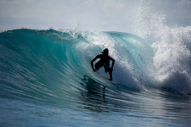 décoller - surfing men hawaii islands wave photos et images de collection