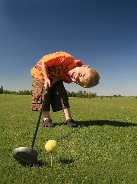 jeune caucasien male golfeur junior - golf child sport humor photos et images de collection