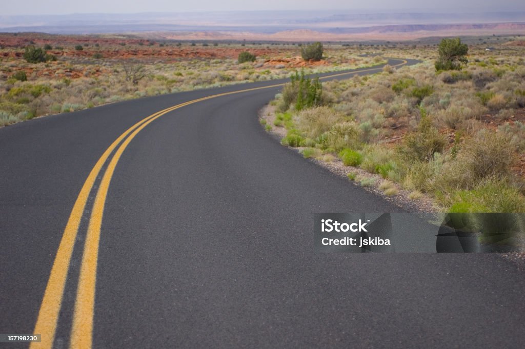 Sinuosa de curva da estrada no deserto - Foto de stock de Artemísia royalty-free