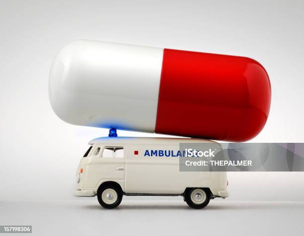 Ambulanza Pillola - Fotografie stock e altre immagini di Humour - Humour, Pillola, Farmaco