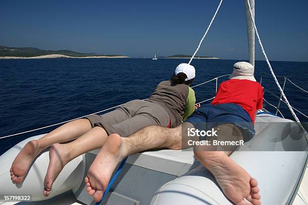 Rilassante Sulla Barca A Vela - Fotografie stock e altre immagini di Adulto - Adulto, Ambientazione esterna, Andare in barca a vela