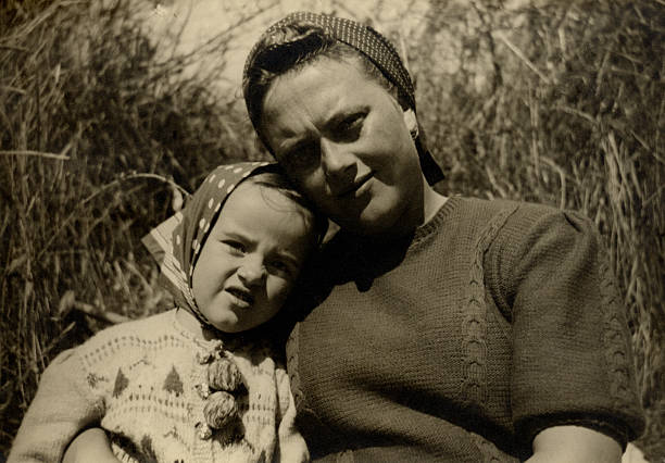 istock Retro mother and daugther 157198359