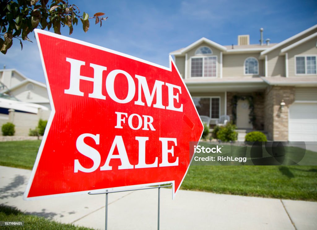 Flecha forma de casa para venta signo - Foto de stock de Cartel de venta libre de derechos