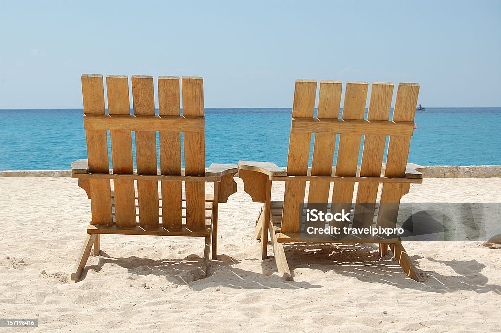 Leere romantische Strand-Stühlen weißen Sandstrand mit Blick auf die Karibik-Fotografie - Lizenzfrei Jamaica Stock-Foto