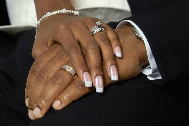 数人の手をつなぐ - wedding african descent american culture bride ストックフォトと画像