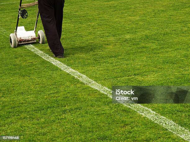 Reparieren Linie Auf Footballfeld Stockfoto und mehr Bilder von Fußball - Fußball, Gartenpfleger, Einzellinie
