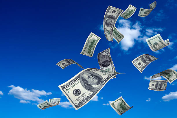 soldi cadere dal cielo - flying money foto e immagini stock