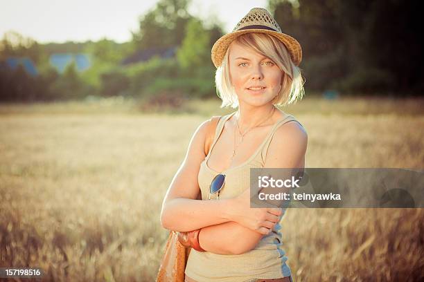 若い女性の小麦のフィールド - 1人のストックフォトや画像を多数ご用意 - 1人, ファッション, ヤングアダルト