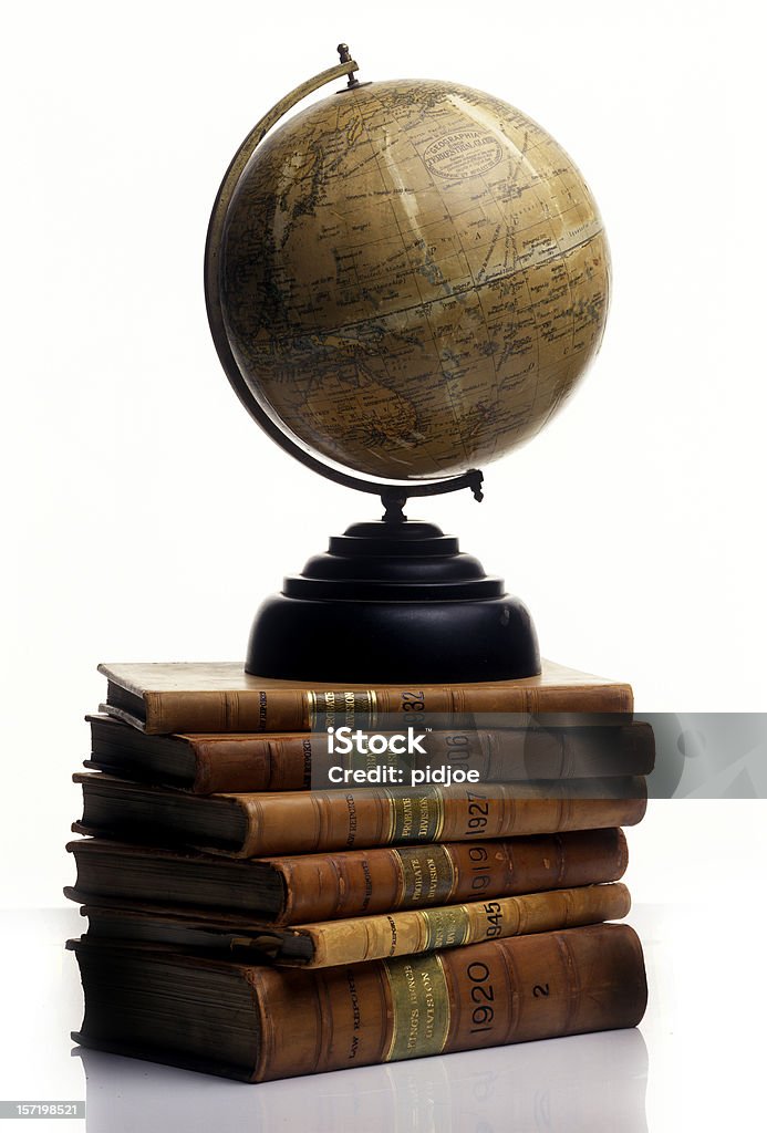 Antyczny glob na stos starych książek - Zbiór zdjęć royalty-free (Globus - Wyposażenie do nawigacji)