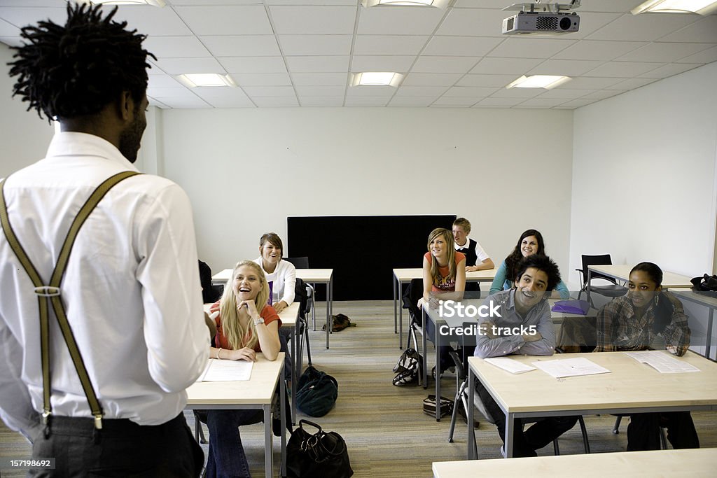 십대 학생: 교사 왜고너의 점수보기 주소 그��릐 클래스 - 로열티 프리 교실 스톡 사진