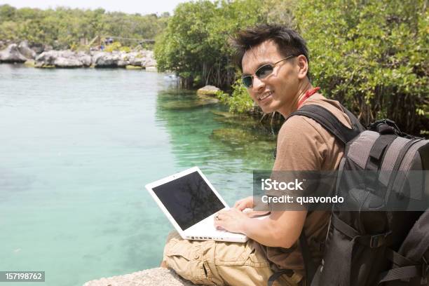 Photo libre de droit de Homme Asiatique À Laide Dordinateur Portable Pour La Randonnée banque d'images et plus d'images libres de droit de Asie