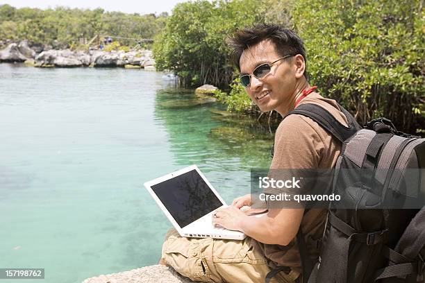 Uomo Asiatico Utilizzando Il Computer Portatile Su Escursione - Fotografie stock e altre immagini di Ambientazione esterna
