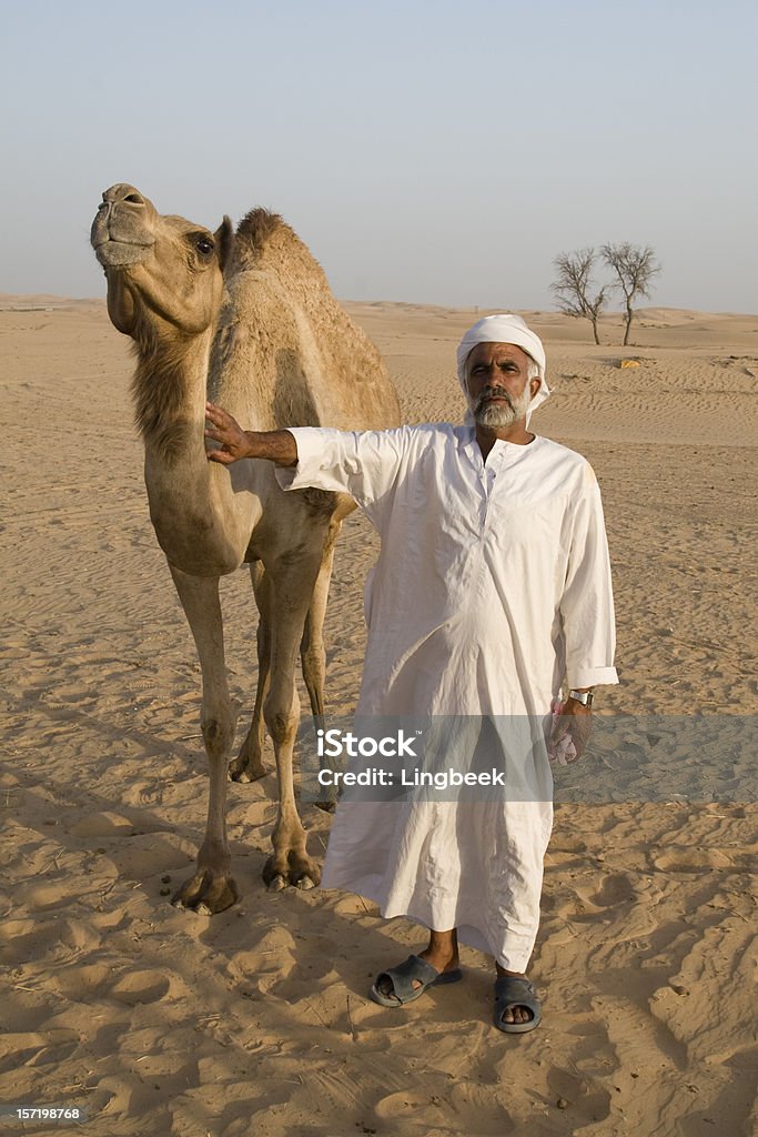 Arab man z wielbłąda - Zbiór zdjęć royalty-free (Pionowy)