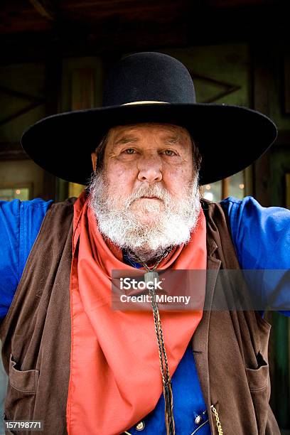 Wild West Cowboy Stockfoto und mehr Bilder von Alter Erwachsener - Alter Erwachsener, Blick in die Kamera, Cowboy