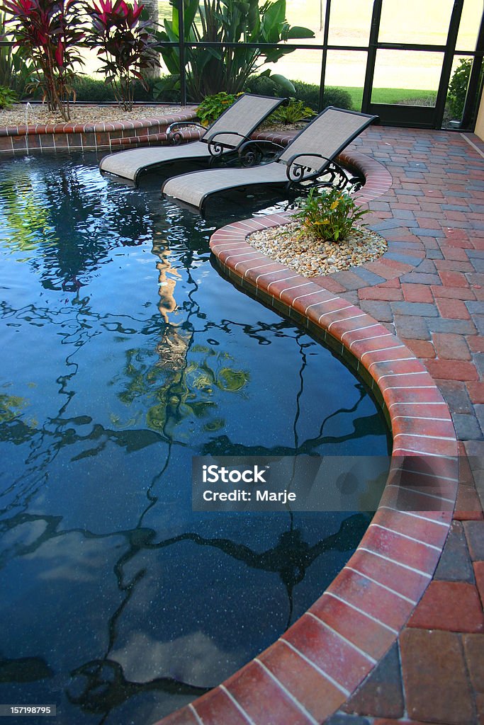 Rilassati in piscina - Foto stock royalty-free di Edificio residenziale