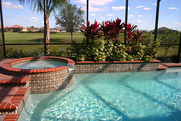 piscina refrescante e fonte - full length florida tropical climate residential structure - fotografias e filmes do acervo