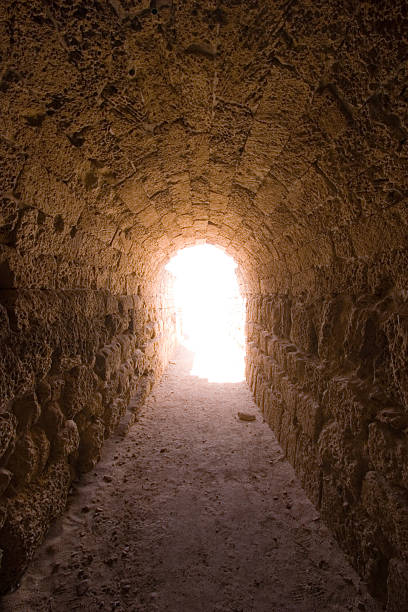 luz no final do túnel - spirituality light tunnel light at the end of the tunnel - fotografias e filmes do acervo