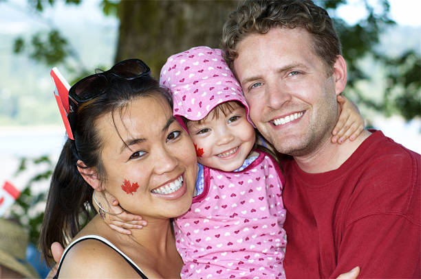 canadian familie gibt es gute - canada day fotos stock-fotos und bilder