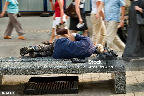 Vecchia Senzatetto Uomo - Fotografie stock e altre immagini di Senzatetto - Senzatetto, Accattone, Via